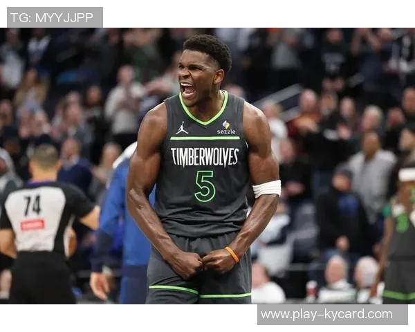 爱德华兹上半场表现亮眼15投6中三分球命中率不佳仍贡献17分1板2助 爱德华兹上半场表现亮眼15投6中三分球命中率不佳仍贡献17分1板2助