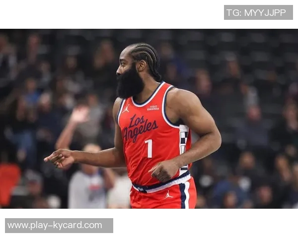 爱德华兹表现稳定半场5投3中斩获11分正负值高达12助球队争胜